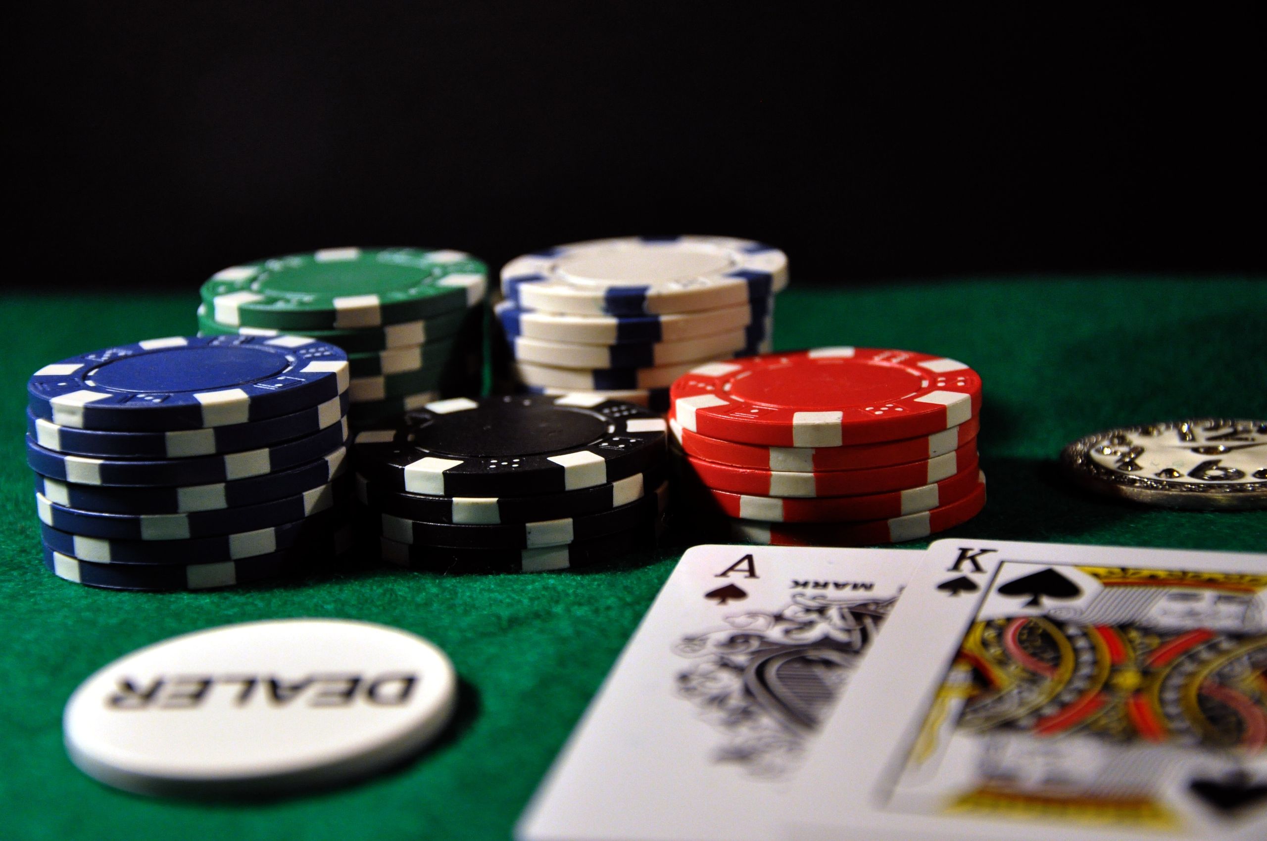 Jetons et cartes de poker premium