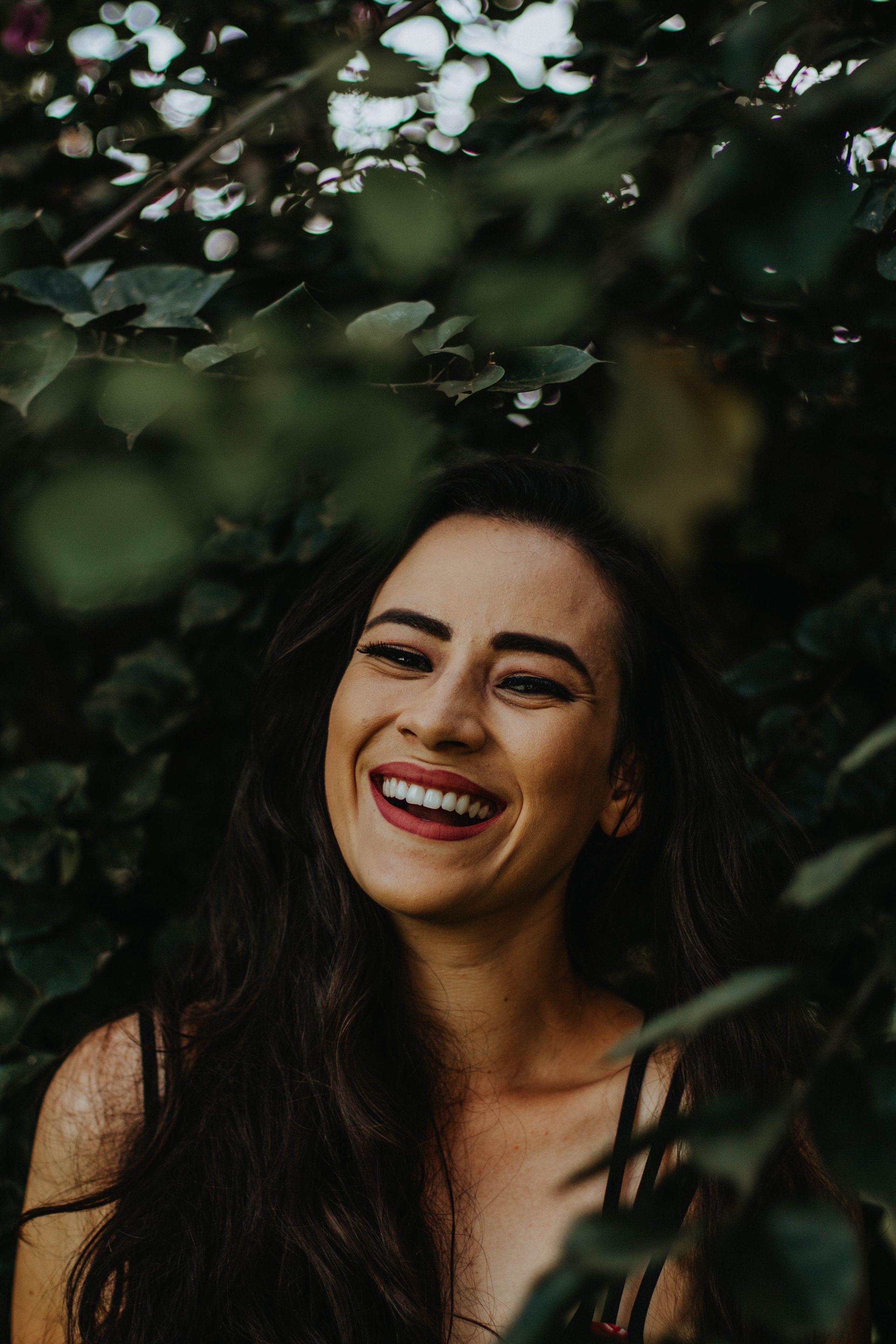 Portrait cliente souriante en extérieur